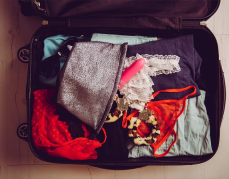 Viajando com brinquedos sexuais? O que você precisa saber antes de embalar